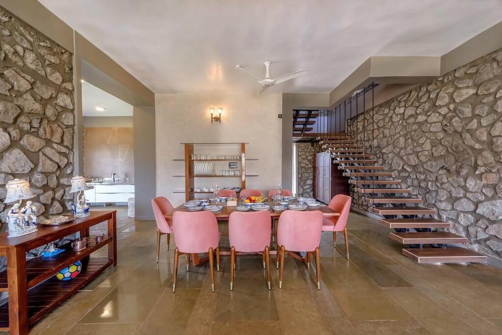 Stone Mansion By Phoenix Stays อิกัตปุรี ภายนอก รูปภาพ