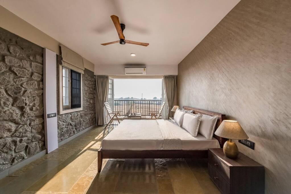 Stone Mansion By Phoenix Stays อิกัตปุรี ภายนอก รูปภาพ
