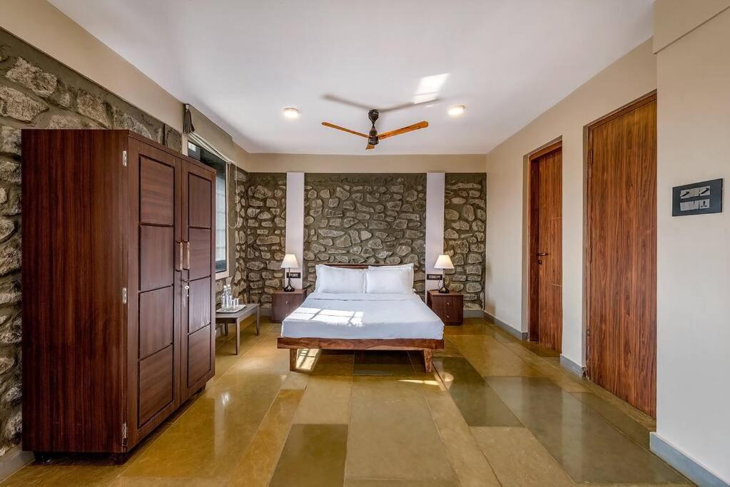 Stone Mansion By Phoenix Stays อิกัตปุรี ภายนอก รูปภาพ