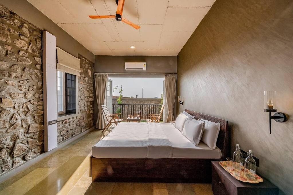 Stone Mansion By Phoenix Stays อิกัตปุรี ภายนอก รูปภาพ
