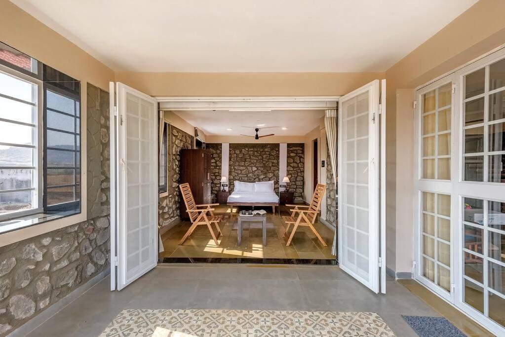 Stone Mansion By Phoenix Stays อิกัตปุรี ภายนอก รูปภาพ