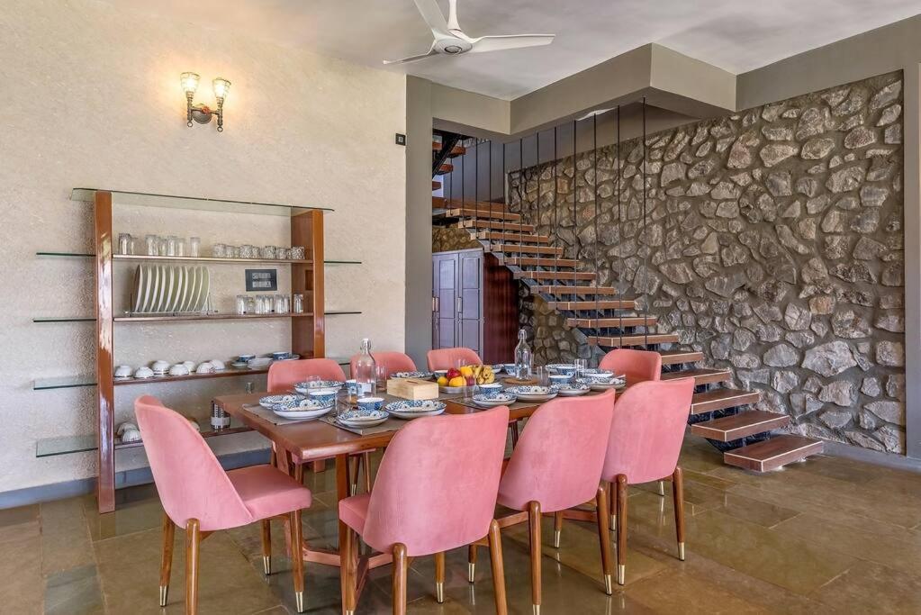 Stone Mansion By Phoenix Stays อิกัตปุรี ภายนอก รูปภาพ