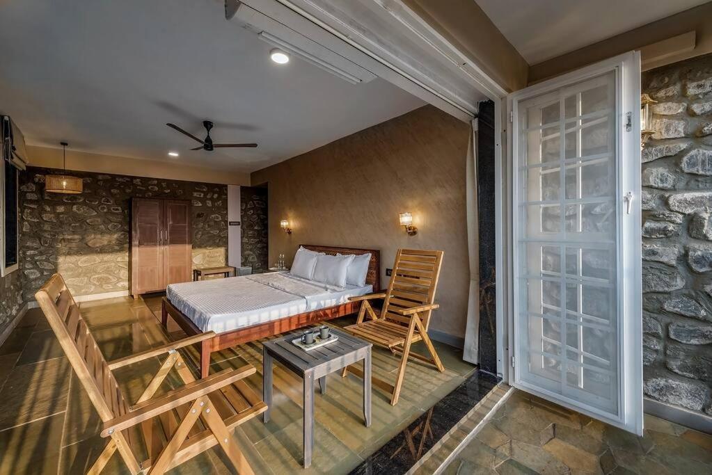 Stone Mansion By Phoenix Stays อิกัตปุรี ภายนอก รูปภาพ