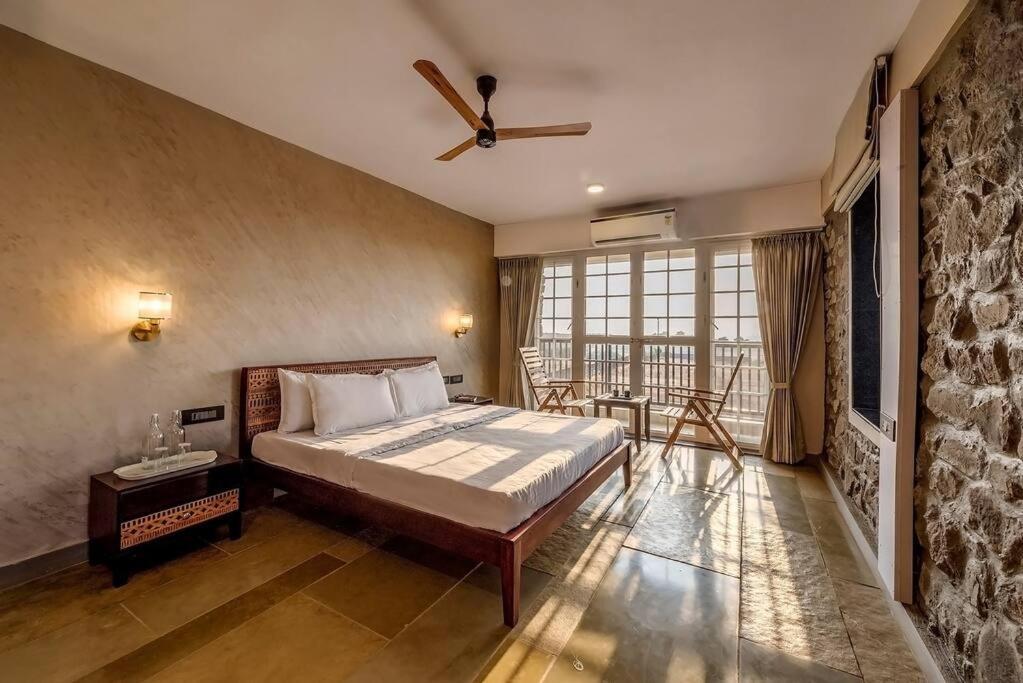 Stone Mansion By Phoenix Stays อิกัตปุรี ภายนอก รูปภาพ