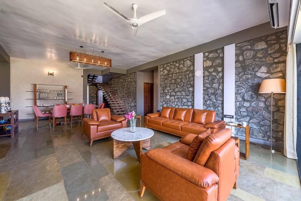 Stone Mansion By Phoenix Stays อิกัตปุรี ภายนอก รูปภาพ
