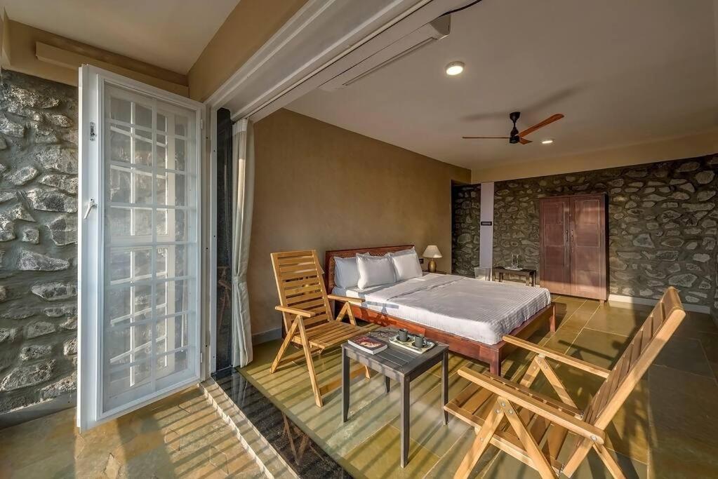 Stone Mansion By Phoenix Stays อิกัตปุรี ภายนอก รูปภาพ