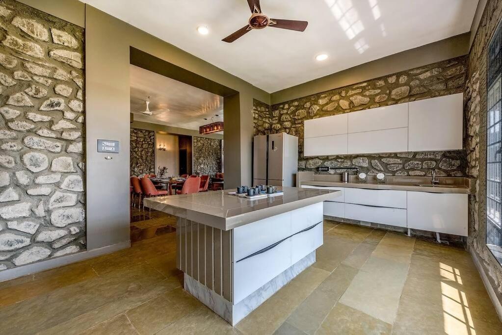 Stone Mansion By Phoenix Stays อิกัตปุรี ภายนอก รูปภาพ