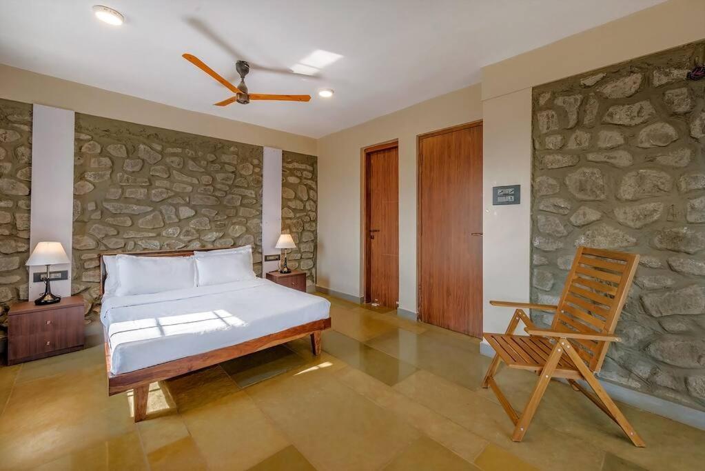 Stone Mansion By Phoenix Stays อิกัตปุรี ภายนอก รูปภาพ