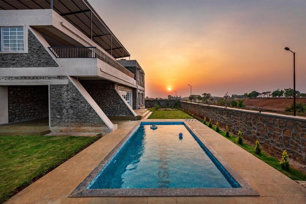 Stone Mansion By Phoenix Stays อิกัตปุรี ภายนอก รูปภาพ