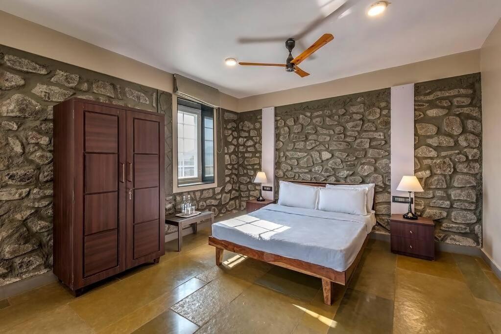 Stone Mansion By Phoenix Stays อิกัตปุรี ภายนอก รูปภาพ