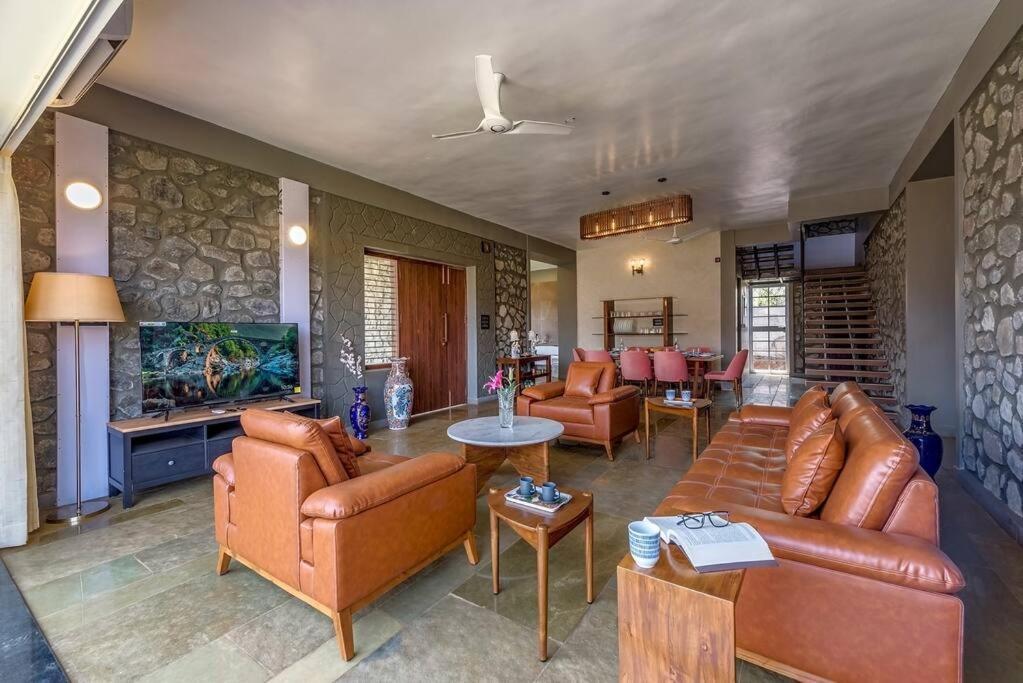 Stone Mansion By Phoenix Stays อิกัตปุรี ภายนอก รูปภาพ