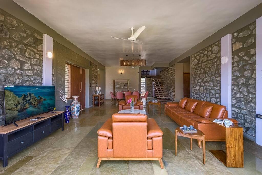 Stone Mansion By Phoenix Stays อิกัตปุรี ภายนอก รูปภาพ