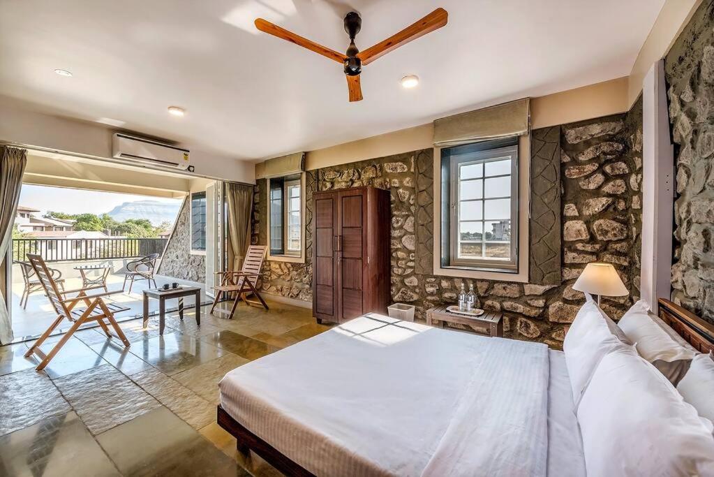 Stone Mansion By Phoenix Stays อิกัตปุรี ภายนอก รูปภาพ