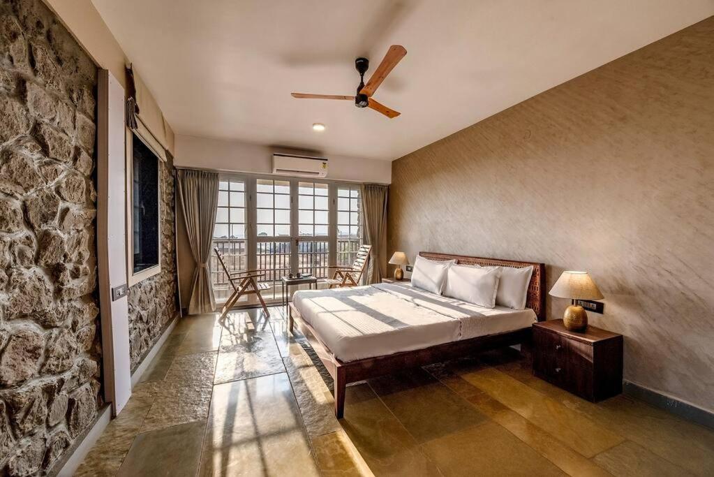 Stone Mansion By Phoenix Stays อิกัตปุรี ภายนอก รูปภาพ