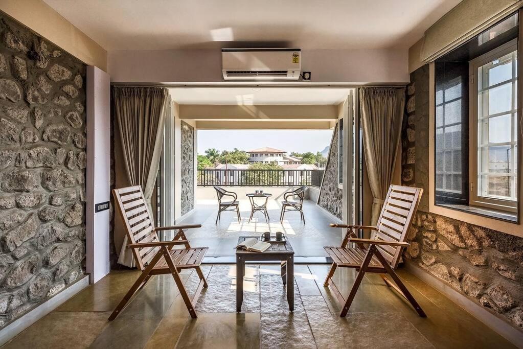 Stone Mansion By Phoenix Stays อิกัตปุรี ภายนอก รูปภาพ