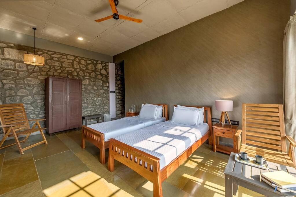 Stone Mansion By Phoenix Stays อิกัตปุรี ภายนอก รูปภาพ