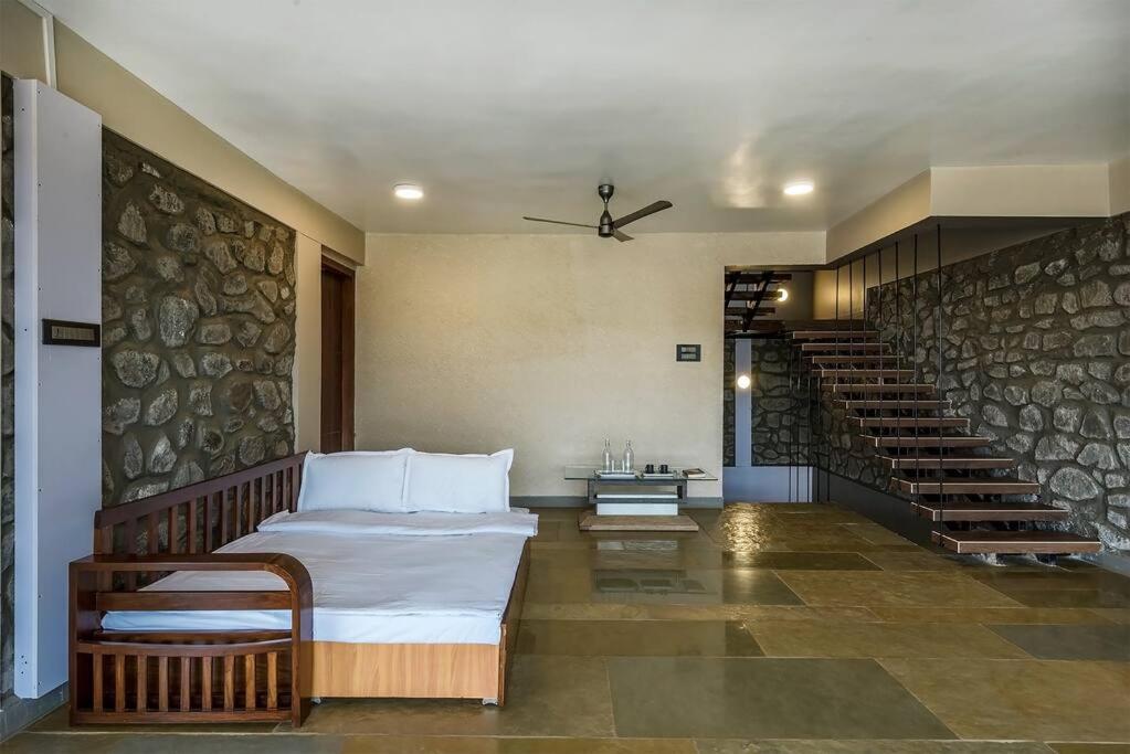 Stone Mansion By Phoenix Stays อิกัตปุรี ภายนอก รูปภาพ