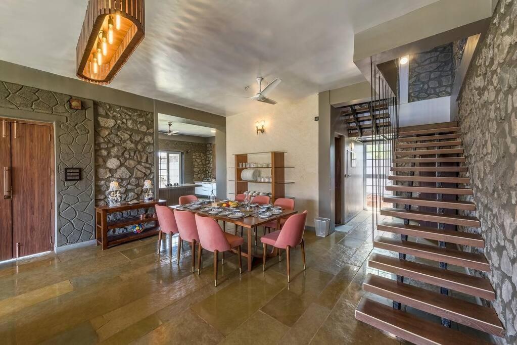 Stone Mansion By Phoenix Stays อิกัตปุรี ภายนอก รูปภาพ