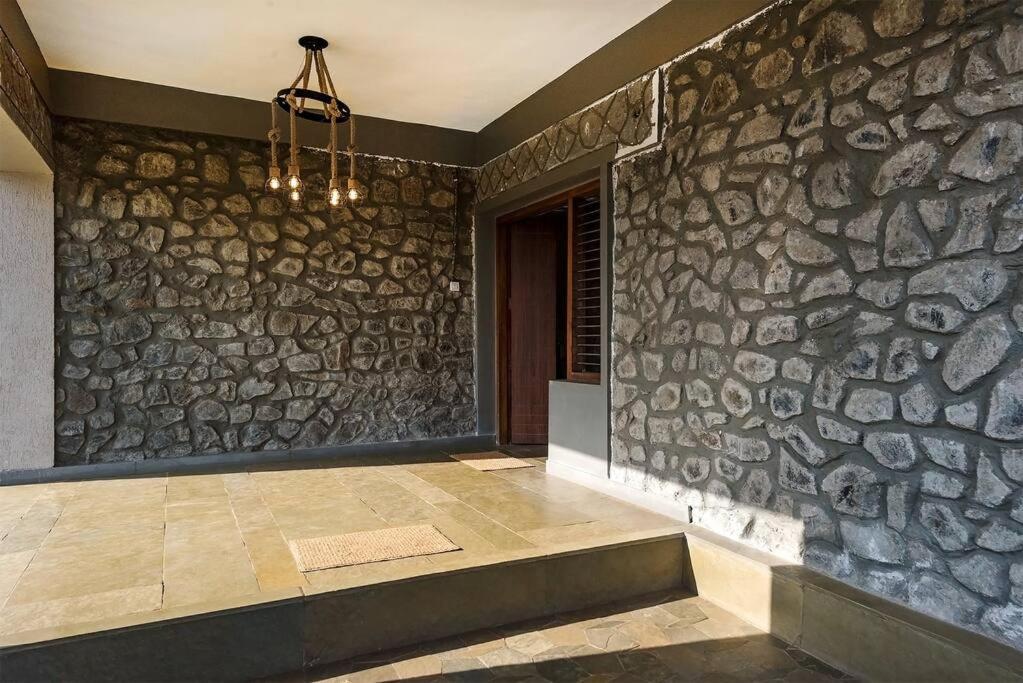 Stone Mansion By Phoenix Stays อิกัตปุรี ภายนอก รูปภาพ