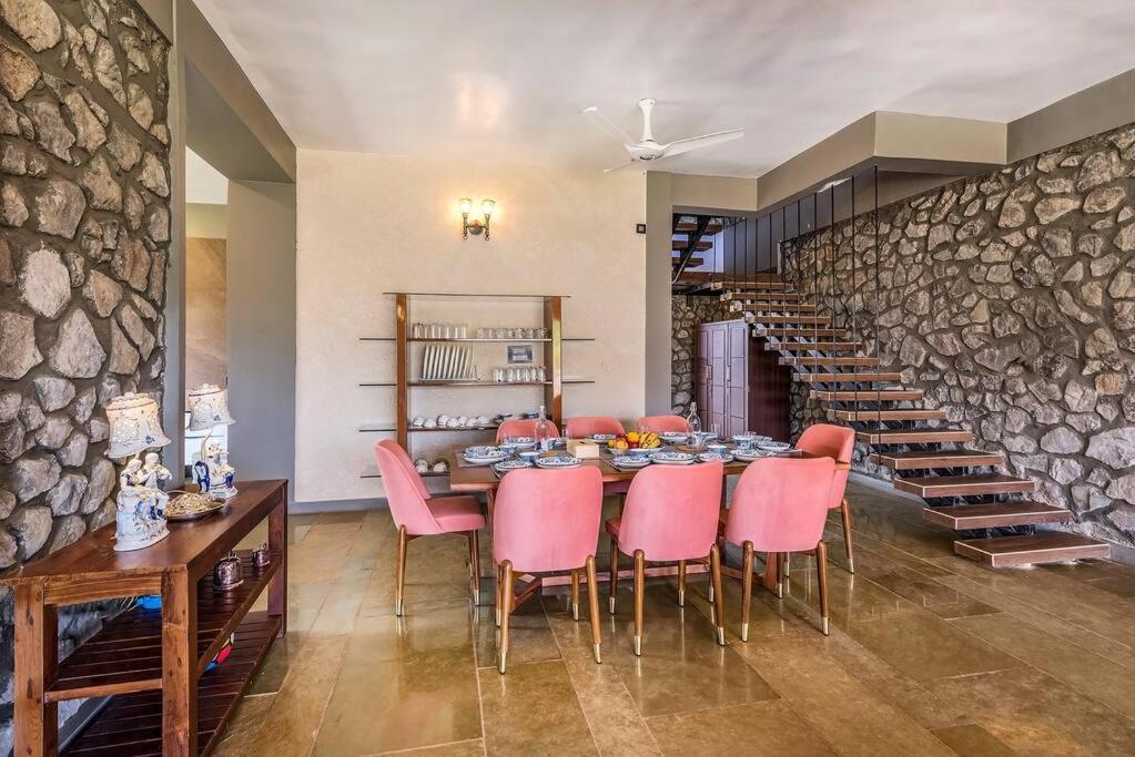 Stone Mansion By Phoenix Stays อิกัตปุรี ภายนอก รูปภาพ
