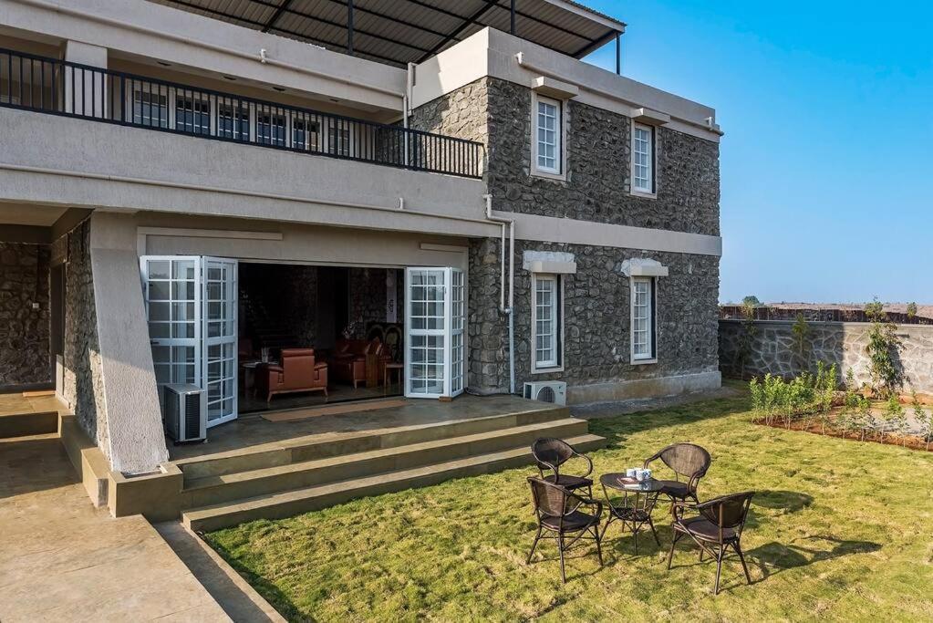 Stone Mansion By Phoenix Stays อิกัตปุรี ภายนอก รูปภาพ